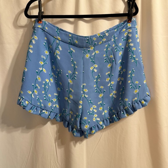 Draper James Pants - Draper James Daisy Vine Ruffled Shorts - Size 12